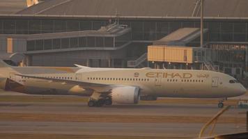 hong kong 7 novembre 2019 - etihad boeing 787 dreamliner a6 bnb remorquage au service au coucher du soleil. aéroport international de chek lap kok, hong kong video