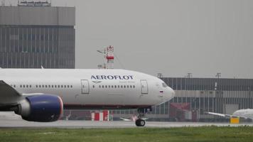 Moscou, Federação Russa 29 de julho de 2021 - Boeing 777 táxis aeroflot em todo o aeródromo. avião de passageiros no aeroporto de sheremetyevo, moscou video