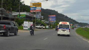 Phuket, Thailand 20 november 2016 - uitzicht vanuit de rijdende lokale bus naar de straten van Phuket Town video