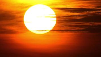 Scheibe der blendend weißen Sonnenuntergangssonne im orangefarbenen Abendhimmel video
