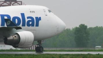 almaty, kazajstán 4 de mayo de 2019 - avión de carga polar air boeing 747 n416mc rodando antes de la salida. aeropuerto internacional de almaty, kazajstán video