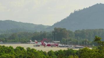 phuket, thailand november 26, 2019 - Timelapse av phuket internationell flygplats, se från övre golv stänk strand tillflykt hotell video