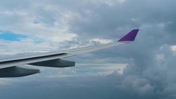 Visualizza a partire dal aereo di linea discendente attraverso nuvole prima atterraggio a il aeroporto di Phuket, Tailandia video