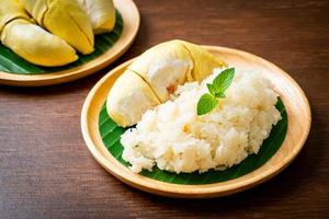 arroz pegajoso durian en un plato foto