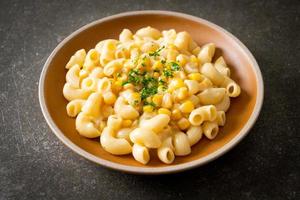 macarrones con queso cremoso de maíz en un plato foto