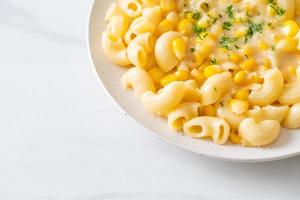 macarrones con queso cremoso de maíz en un plato foto