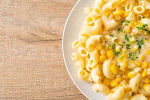 macarrones con queso cremoso de maíz en un plato foto