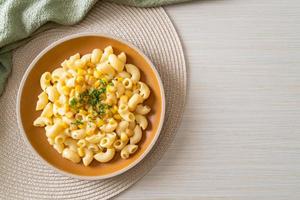 macarrones con queso cremoso de maíz en un plato foto