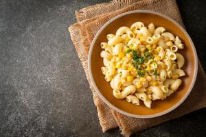 macarrones con queso cremoso de maíz en un plato foto