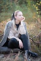 mujer joven en bosque foto