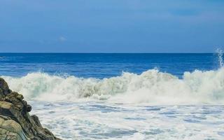 enormes olas de surfistas en la playa puerto escondido méxico. foto