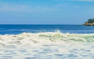 enormes olas de surfistas en la playa puerto escondido méxico. foto