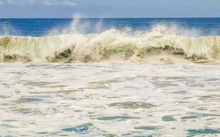 enormes olas de surfistas en la playa puerto escondido méxico. foto