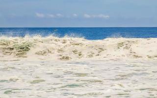 enormes olas de surfistas en la playa puerto escondido méxico. foto