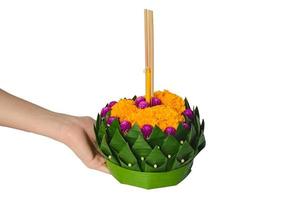 mano sosteniendo krathong de hoja de plátano para tailandia luna llena o festival loy krathong aislado sobre fondo blanco. foto