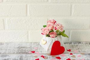 hermoso ramo de rosas rosadas y corazones rojos. composición de amor para boda o día de san valentín foto
