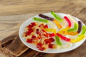 surtido de caramelos de gelatina en un plato. golosinas sabrosas y comida chatarra foto