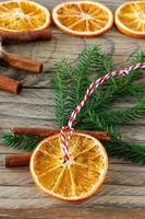 decoraciones navideñas naturales hechas a mano. juguete de guirnalda y abeto hecho de rodajas secas de naranjas sobre una mesa de madera. Composición de bodegones de invierno.