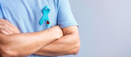 mes de concientización sobre el día mundial de la diabetes, cinta azul con forma de gota de sangre para ayudar a las personas a vivir, prevenir y enfermar. cuidado de la salud, concepto del día del cáncer de próstata foto