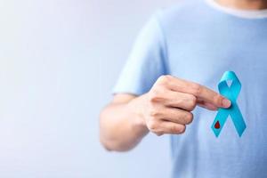 mes de concientización sobre el día mundial de la diabetes, cinta azul con forma de gota de sangre para ayudar a las personas a vivir, prevenir y enfermar. cuidado de la salud, concepto del día del cáncer de próstata foto