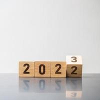 voltear a mano el bloque 2022 a 2023. objetivos, resolución, estrategia, plan, motivación, reinicio, pronóstico, cambio, cuenta regresiva y conceptos de vacaciones de año nuevo foto
