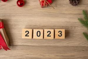 2023 feliz año nuevo con decoración navideña. nuevo comienzo, resolución, metas, plan, acción y concepto de misión foto