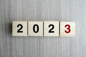 bloque 2023 texto en la mesa. resolución, estrategia, plan, objetivo, motivación, reinicio, negocios y conceptos de vacaciones de año nuevo foto