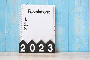 2023 feliz año nuevo con palabra de resolución y número de madera. tiempo para un nuevo concepto de comienzo, objetivo, plan, acción y misión foto