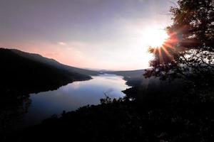 hermoso paisaje natural vistas a la montaña y al río cielo al atardecer foto