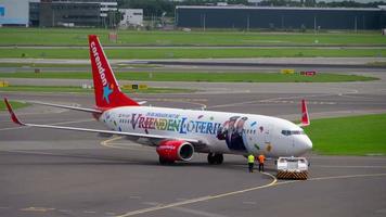 amsterdam, de nederländerna juli 29, 2017 - corendon dutch flygbolag boeing 737 ph cdf bogsering innan avresa. shiphol flygplats, amsterdam, holland video