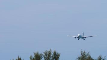 phuket, tailândia, 30 de novembro de 2019 - imagens de boeing 777 thai airways se aproximando, descendo para pousar no aeroporto de phuket hkt. conceito de turismo e viagens. video