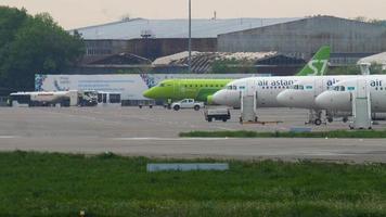 almaty, kazakhstan, 3 mai 2019 - les avions airbus a320 d'air astana et embraer de s7 sont stationnés à l'aéroport international d'almaty video