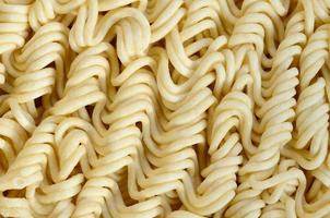 vista de cerca de fideos instantáneos secos amarillos. comida tradicional china foto