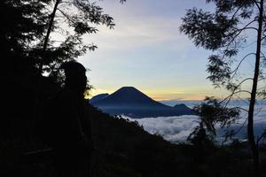 vista del monte prau antes del amanecer foto