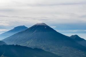 vista a la montaña desde la cima del monte prau foto