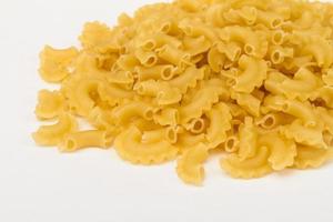 Macarrones de pasta italiana aislado sobre fondo blanco. foto