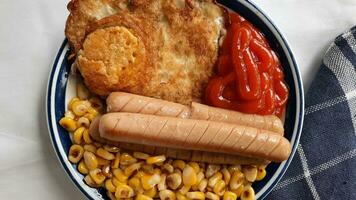 menú de desayuno de salchichas a la parrilla, maíz y patatas fritas sobre fondo de papel blanco 03 foto