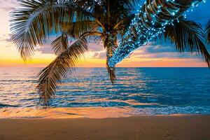 hermosa playa tropical al atardecer con palmeras e iluminada para viajar en tiempo de relajación de vacaciones, foto