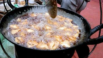 merienda vegetariana pequeña samosa comida callejera tradicional especial india foto