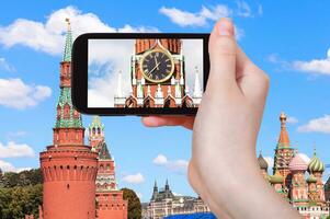 imagen del reloj en la torre spasskaya en moscú foto