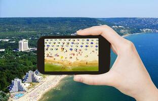 turista tomando fotos de las playas de arena de albena