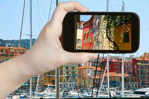 turista tomando fotos de la vieja ciudad bonita, francia