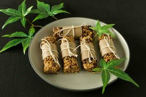 barras de proteína de chocolate caseras con semillas de cáñamo y dátiles. comida vegana saludable. foto