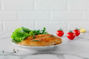 pechugas de pollo crudas con verduras y tomates listos para cocinar. comida dietetica foto