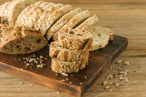 Pan vegano sin gluten y sin productos de origen animal. pan vegetariano con avena, sabor a plátano, sobre una mesa rústica de madera, rebanado y listo para servir. foto