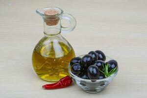 aceite de oliva en un recipiente sobre fondo de madera