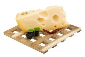 queso maasdam sobre tabla de madera y fondo blanco foto