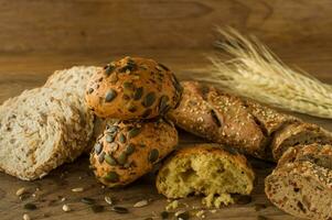 surtido de pan vegano casero sin gluten en la mesa rústica de madera. pastelería casera al horno foto