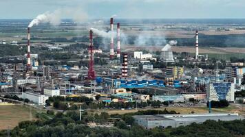 luchtfoto op leidingen van chemische onderneming plant. luchtvervuiling concept. industrieel landschap milieuvervuiling afval van thermische elektriciteitscentrale video