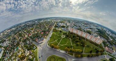 cirkulär rotation med vridning av de landskap av de stad från de höjd av de flyg in i en mycket liten planet och omvandling i blå sfär video